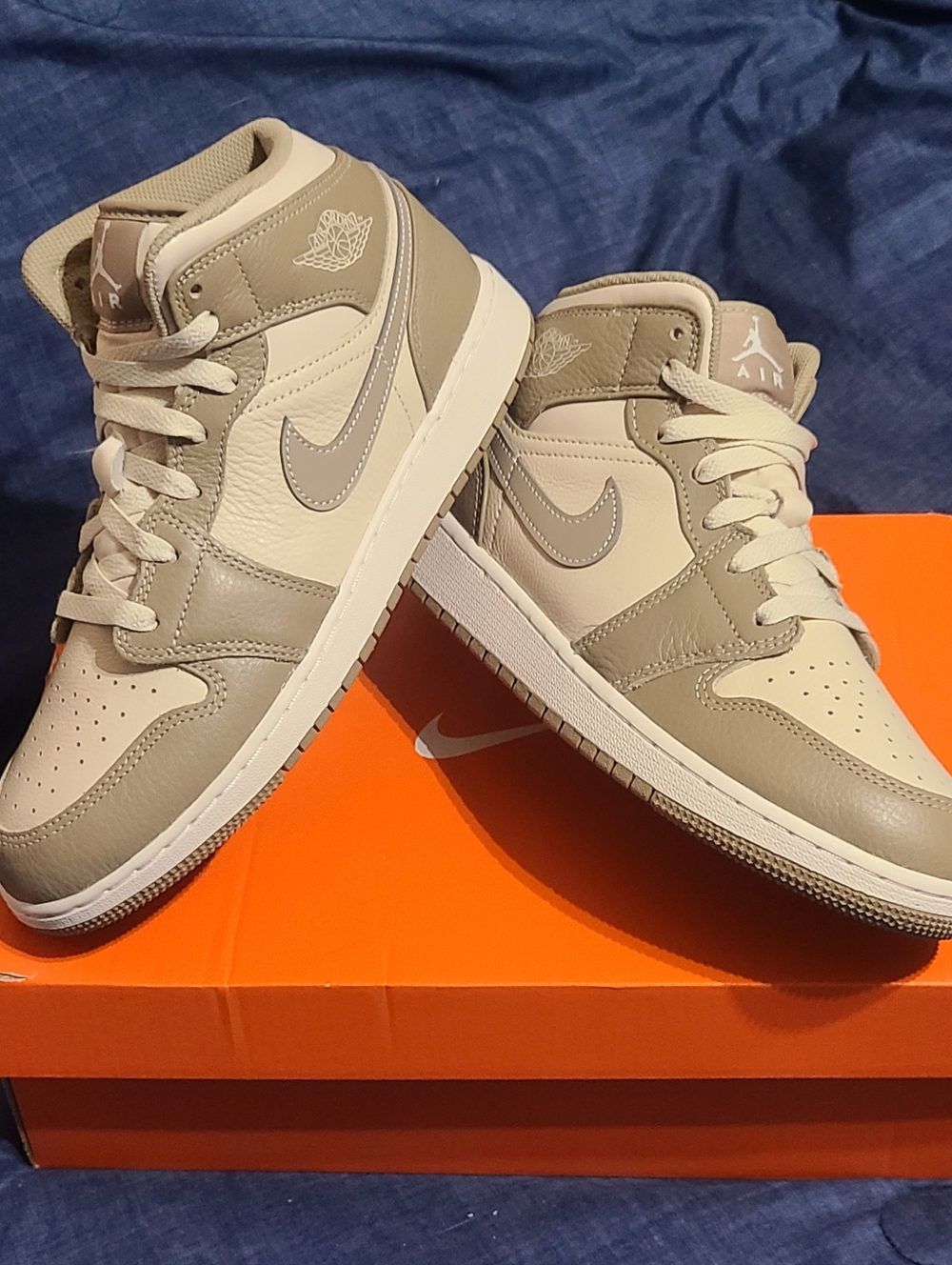 Jordan 1 Mid "Legend Brown" New In Replacement Box! Youth/Men 7 - Women 8.5u